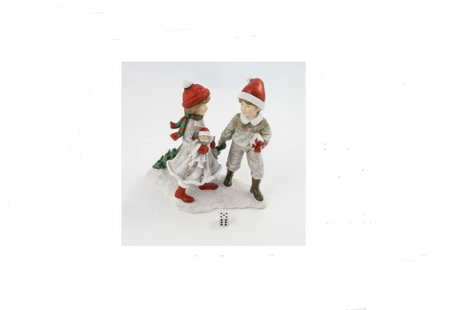 Pige og dreng henter juletræet  H = 19,5 cm.